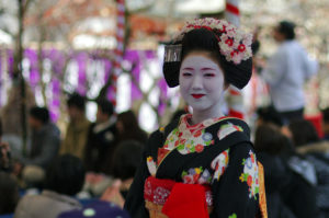 Une apprentie geisha portant des fleurs d'abricotiers en soie dans sa chevelure (Kitano Tenmangû) © Jean-François Heimburger