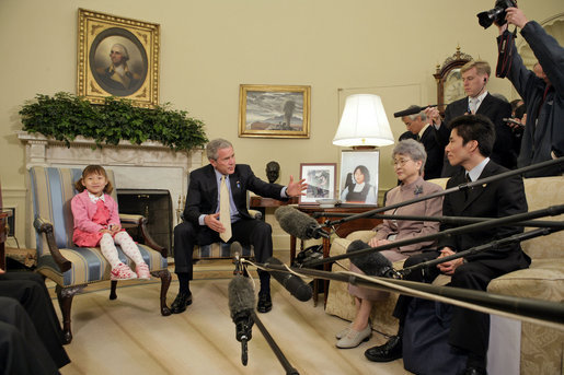 George W. Bush rencontrant en 2006 la famille d'une victime d'un enlèvement nord-coréen (© White House photo by Paul Morse)