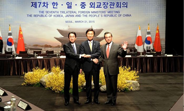 La rencontre trilatérale entre les Ministres des affaires étrangères chinois, coréen et japonais le 21 mars dernier (© Cheong wa dae)