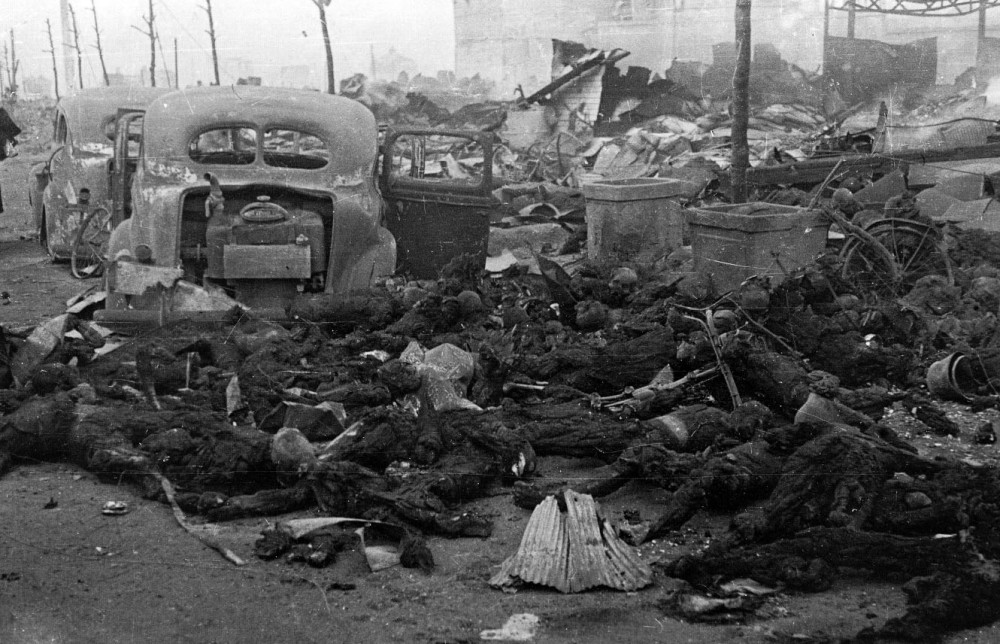 Tokyo après le bombardement au Napalm dans la nuit du 9 au 10 mars 1945 (Domaine Public)