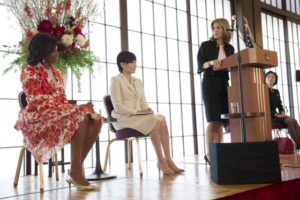 Michelle Obama première Dame des États-Unis et Akie Abe, première Dame du Japon pendant le discourse de l'ambassadeur Caroline Kennedy, Tokyo, Japon le 19  Mars, 2015. (© Maison Blanche- Amanda Lucidon)