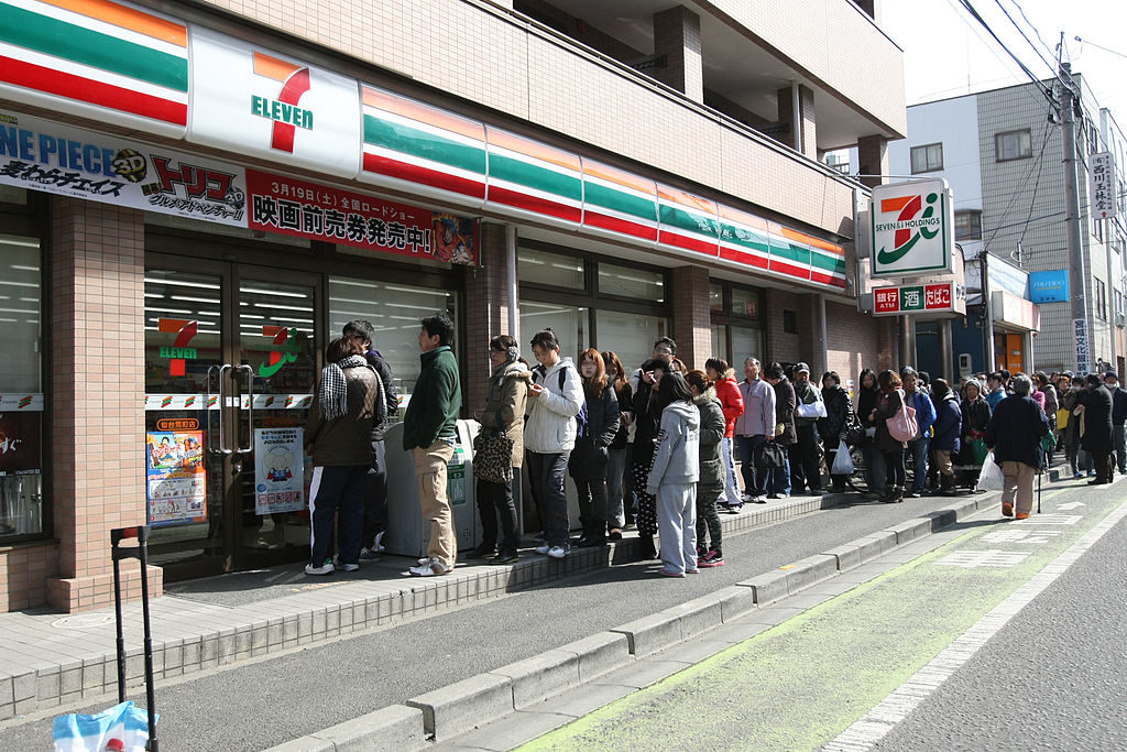 Des sinistrés de la catastrophe de Fukushima font la queue pour acheter des provisions, le 13 mars 2011. (source : Hitomi)