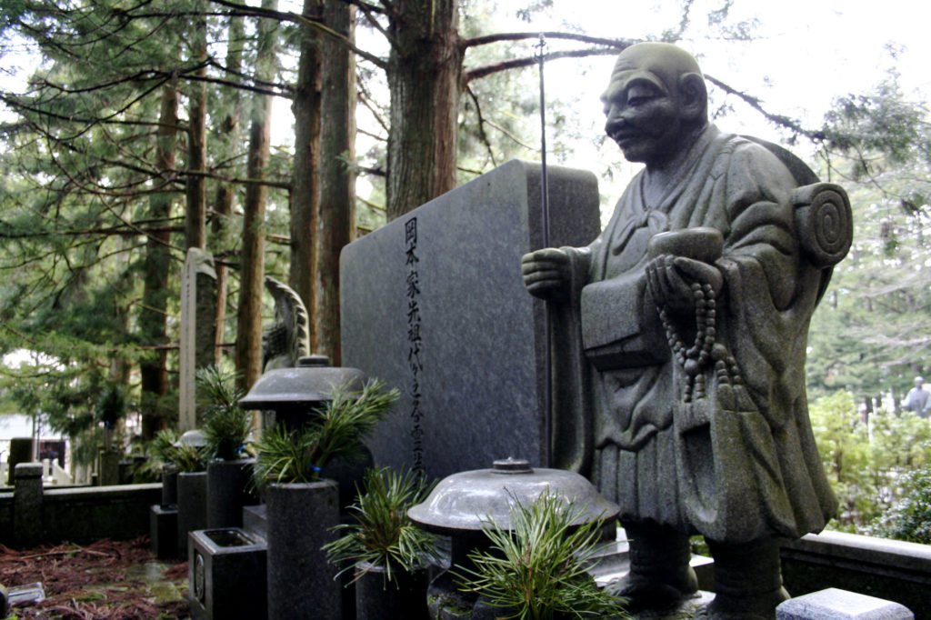 Une statue dans le cimetière de Oku no in (source : BradBeattie)