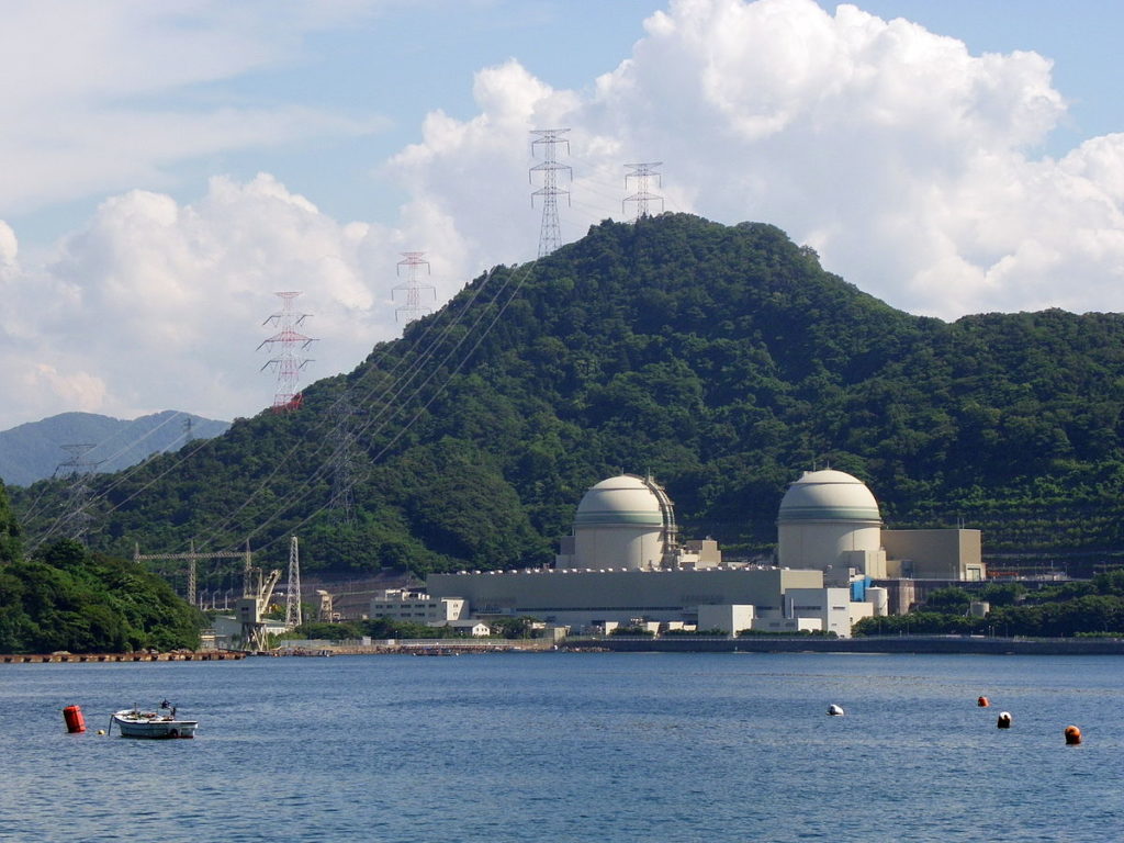 Réacteurs no 3 et 4 de la centrale nucléaire de Takahama (Fukui, centre du Japon) Photo : 藤谷良秀 - 投稿者自身による作品 (Creative Commons)