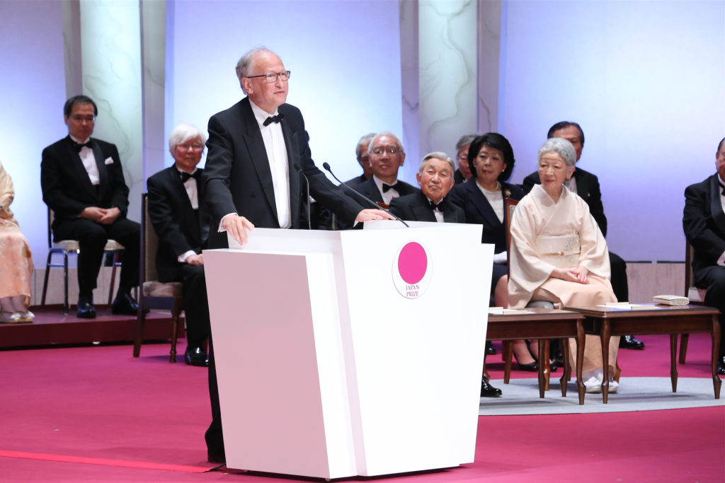 Le professeur Alain Fischer lors de son discours après avoir reçu le Japan Prize (© The Japan Prize Foundation)
