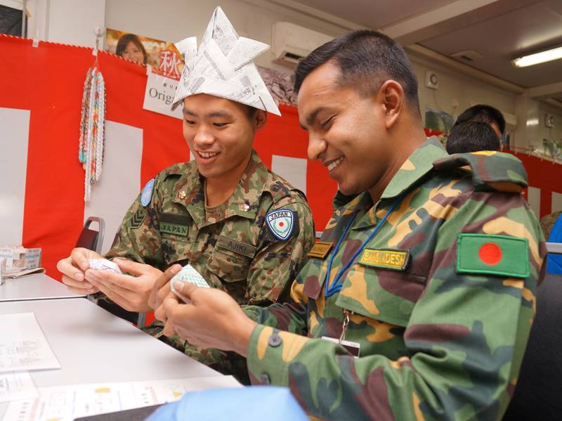 Un militaire japonais présentant l'origami lors d'un évènement de promotion de la culture japonaise chez les forces de maintien de la paix dans le Sud Soudan (© UNMISS/Ilya Medvedev)