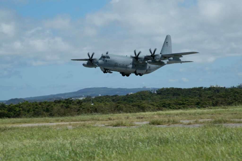 Un KC-130J Super Hercules au décollage de la base de Futenma (© Lance Cpl. Pete Sanders)