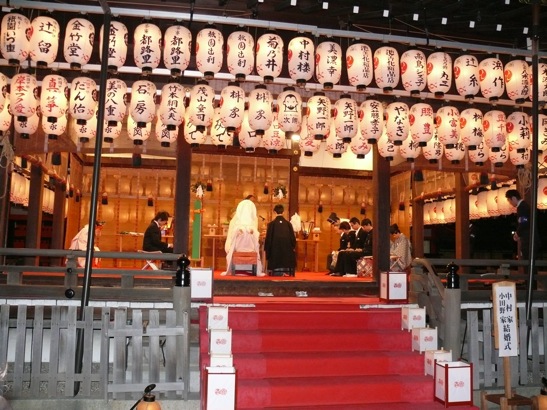 Mariage shintoïste au sanctuaire de Yasaka à Kyōto (©大阪)