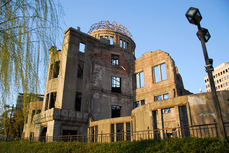 Le Genbaku Dome d'Hiroshima est l'un des seuls bâtiments à avoir résisté à l'explosion. Il est maintenant un symbole de paix. (© SElefant)
