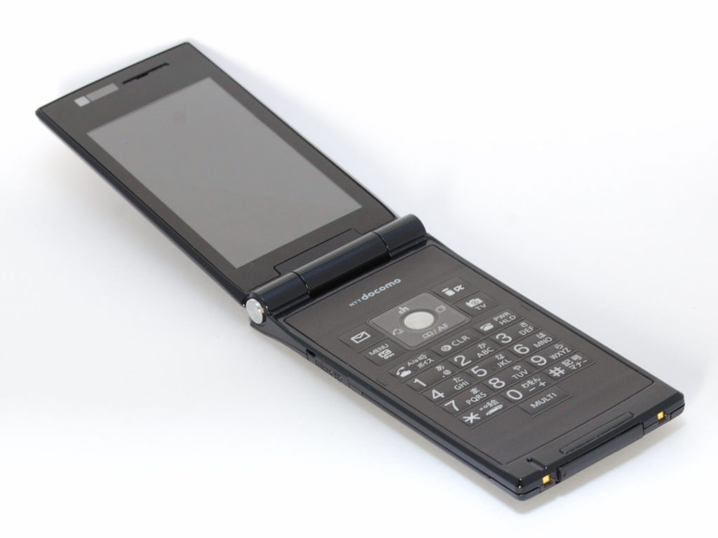 Un téléphone portable japonais "keitai" de l'opérateur NTT Docomo - © Mytho88 - Wikimedia