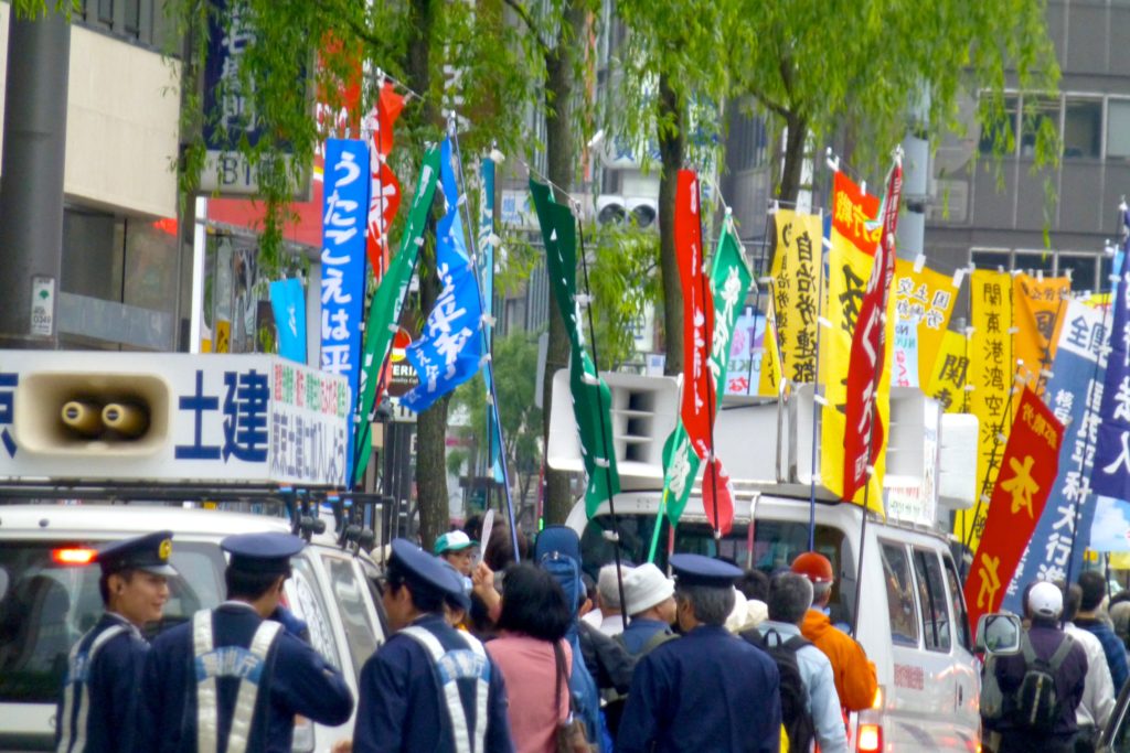 manifestation de  contre le changement de l'article 9 de la Constitution japonaise (photo : @Nesnad)