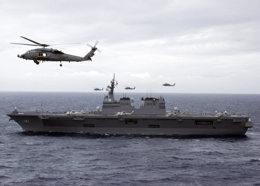 Le JDS Hyuga, un des deux porte-hélicoptères de la force maritime japonaise d’auto-défense. (©Reann S. Mommsen, U.S. Navy)