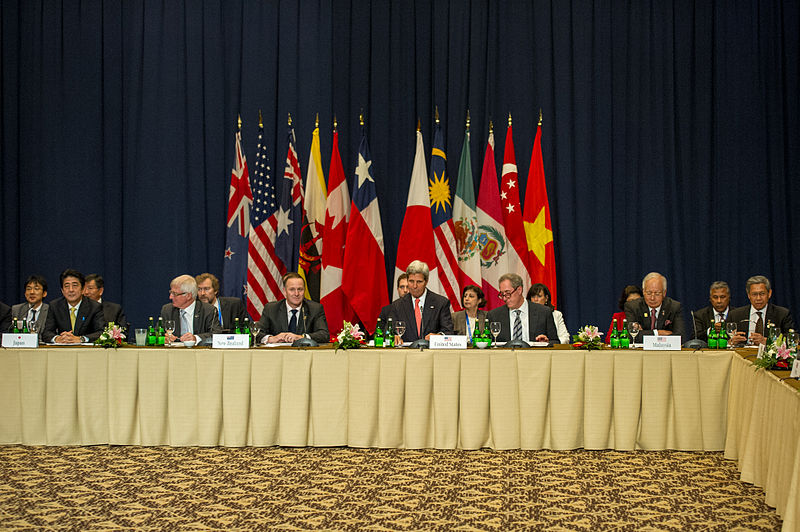 Réunion regoupant les nations souhaitant faire partie de l'accord TPP en compagnie du Secrétaire d'État des États-Unis  John Kerry (© Gouvernement des États-Unis)