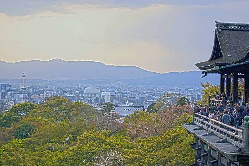 Vue sur la ville de Kyôto et le Kyomizudera. (©Adrien Leuci - Japon Infos)