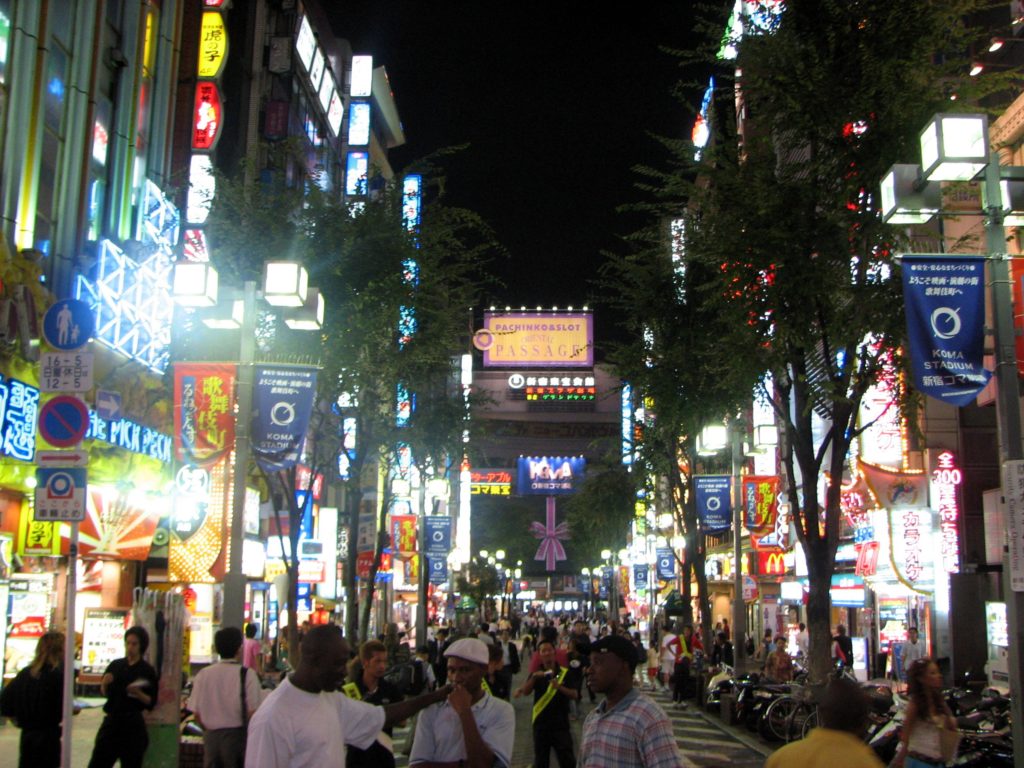 Le quartier de Kabukicho dans l’arrondissement de Shinjuku est réputé pour ses nombreux bars mais aussi comme une place importante du crime organisé (© Chris 73)