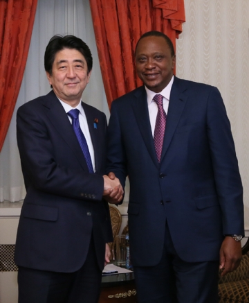 Shinzô Abe et le président kenyan Uhuru Kenyata (© Japan Kantei)