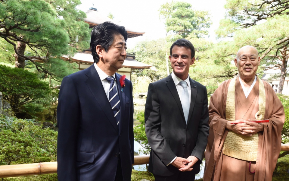 Manuel Valls et son homologue japonais en visite au Pavillon d'argent, Kyôto (© Benoît Granier, Matignon)
