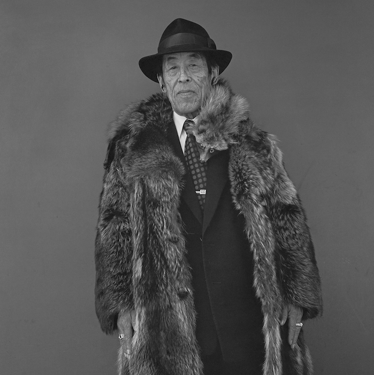 Un homme portant un manteau et qui dit qu’il a été fait de la peau de 28 blaireaux 二十八匹の狸をしめて作ったというコートのひと, 1999 (© Hirô Kikai)