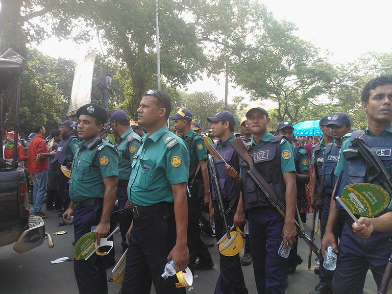 Des membres de la police métropolitaine de Dhaka (© Nahid Sultan)