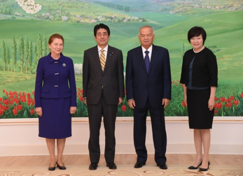 Shinzô Abe en viste en Ouzbékistan (© Japan Kantei)