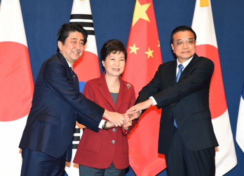 Les trois dirigeants chinois, japonais et sud-coréen lors de cette rencontre trilatérale (© Japan Kantei)