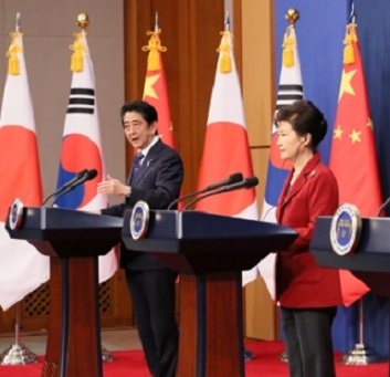 Shinzô Abe et Park Geun-hye lors du sommet trilatérale Chine-Corée du Sud-Japon (© Japan Kantei)