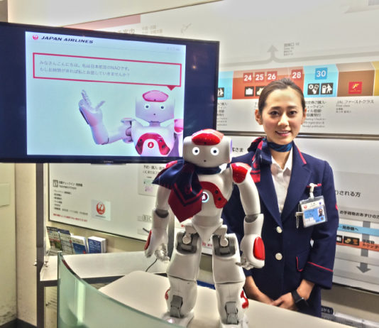 Un robot accueille les passagers de JAL à Tôkyô Haneda