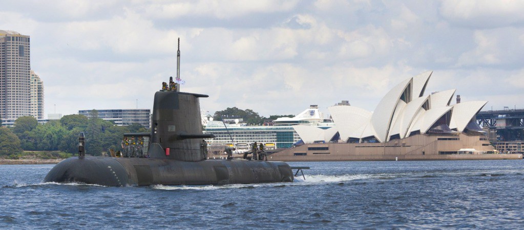Un sous-marin de classe Collins (modèle HMAS Sheean - SSG-77) de la Royale Australian Navy, près de l'Opera House de Sidney (© USNI)