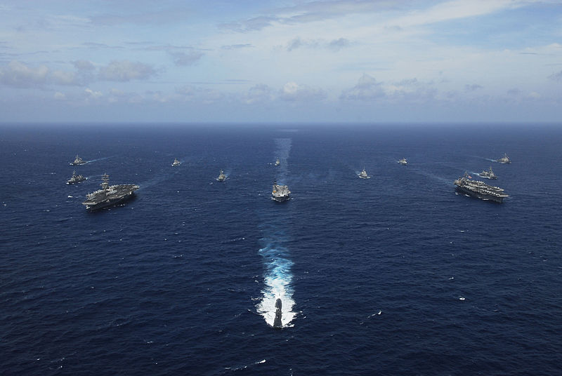 Navires de guerres de l'Inde, de l'Australie, du Japon, de Singapour et des États-Unis, dans le Golfe du Bengale pendant les exercices Malabar, en 2007 (© US navy)