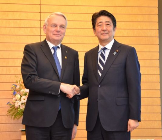 Jean-Marc Ayrault à Tôkyô après la réunion des Ministres des Affaires étrangères du G7 à Hiroshima