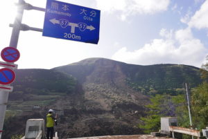 Le pont Aso-Ohashi (Minamiaso) s'est écroulé à cause d'un glissement de terrain causé par les séismes d'avril dernier. ( © Hideki kimura )