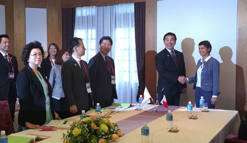 La ministre Najat Vallaud-Belkacem rencontre son homologue japonais Hiroshi Hase (© Najat Vallaud-Belkacem/Facebook)