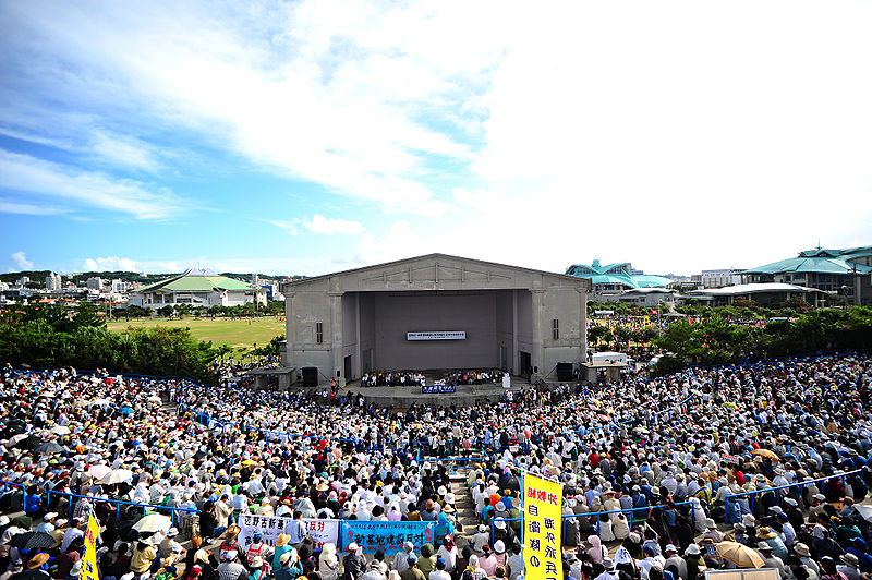 Les habitants d'Okinawa protestent contre la base navale américaine de Futenma à Ginowan en 2009. (© Nathan Keirn de Kadena-Cho, Japan)