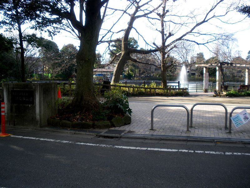 L'entrée du parc Himonya, dans l'arrondissement de Meguro à Tôkyô, en 2009. (© Kentin)