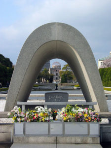 « Que toutes les âmes ici reposent en paix, cette faute ne saurait être répétée. » - Cénotaphe du Parc de la Paix à Hiroshima