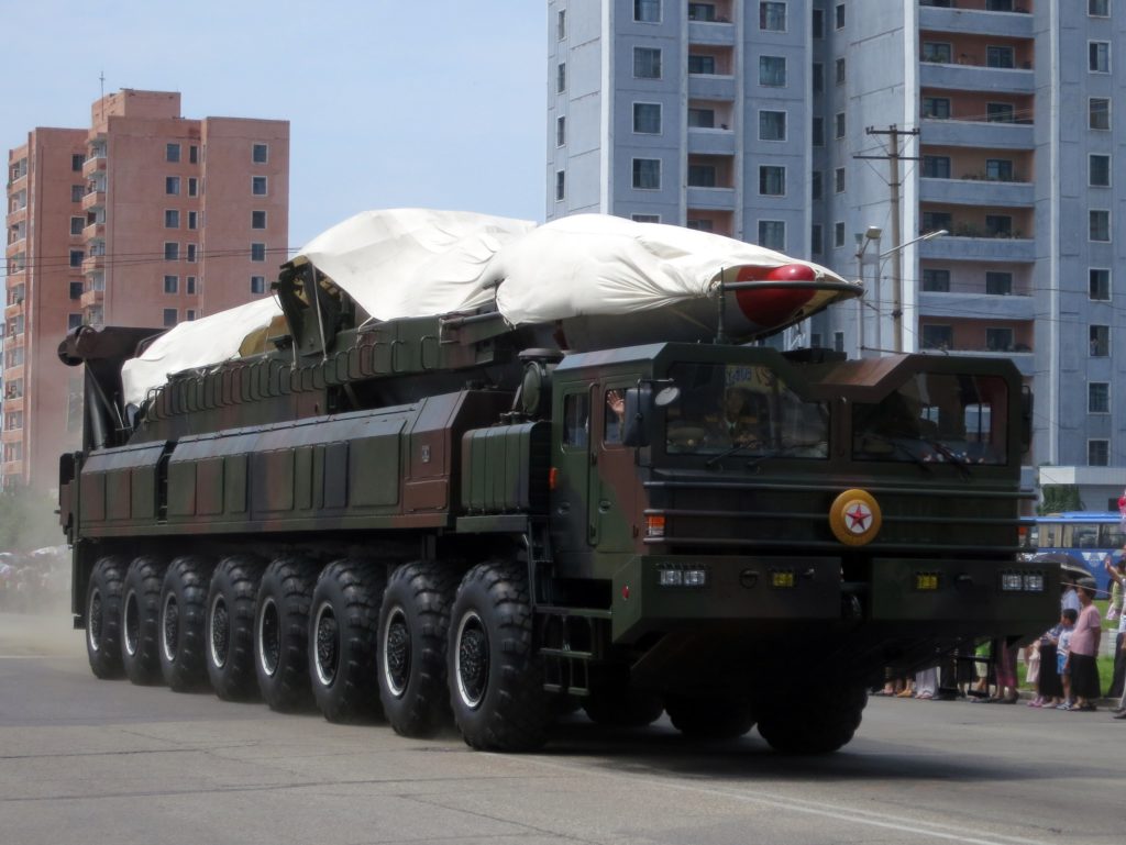 Un véhicule nord-coréen lanceur de missiles lors du Jour de la victoire (© Stefan Krasowski)