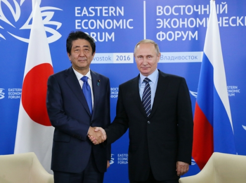 Vladimir Poutine et Shinzô Abe au Forum Économique de l'Est le 2 septembre 2016 (© Japan Kantei)