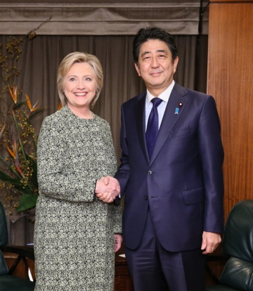 Hillary Clinton et Shinzô Abe lors de leur rencontre en septembre 2016 (© Japan Kantei)