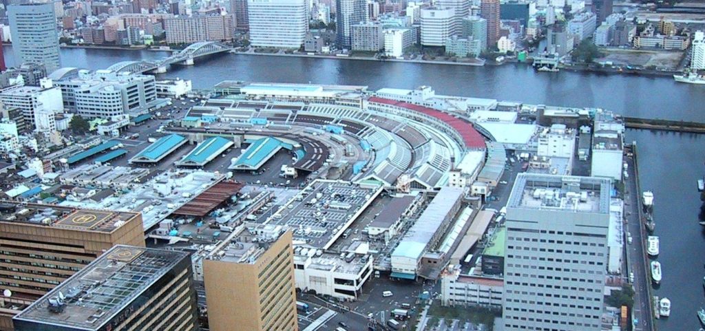 Le marché aux poissons de Tsukiji à son emplacement actuel (© Chris 73)