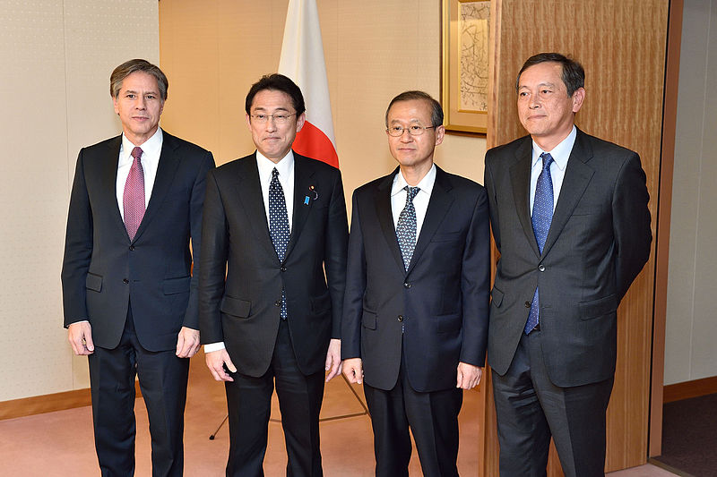 De gauche à droite : le vice-Secrétaire d'État américain Antony Blinken, le Ministre des Affaires étrangères japonais Fumio Kishida, le vice-Ministre des Affaires étrangères sud-coréen Lim Sung-nam et l'ancien vice-Ministre des Affaires étrangères japonais Akitaka Saiki après un meeting à Tôkyô en janvier 2015 (© United States Department of State)