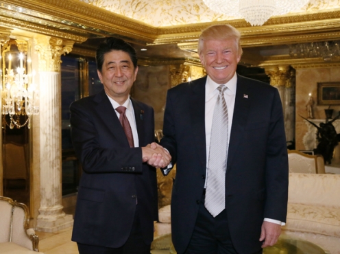 Shinzô Abe et Donald Trump lors de leur rencontre à New-York le 17 novembre 2016 (© Japan Kantei)