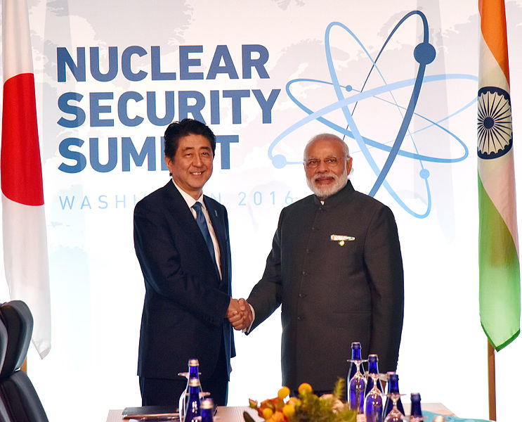 prime_minister_narendra_modi_with_japanese_pm_shinzo_abe_at_the_2016_nuclear_security_summit-inde-japon-infos
