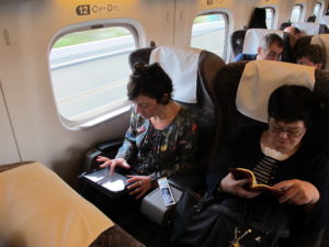 Carole Delga dans le Shinkansen. 