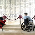 Bill Johnson, survivant de Pearl Harbor se recueillant devant le mémorial en janvier 2004.