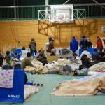 Des rescapés de Fukushima évacués dans le gymnase du lycée de Koriyama en mars 2011. (© Steve Herman]