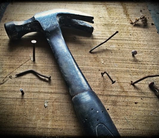 Le clou qui dépasse appelle le marteau