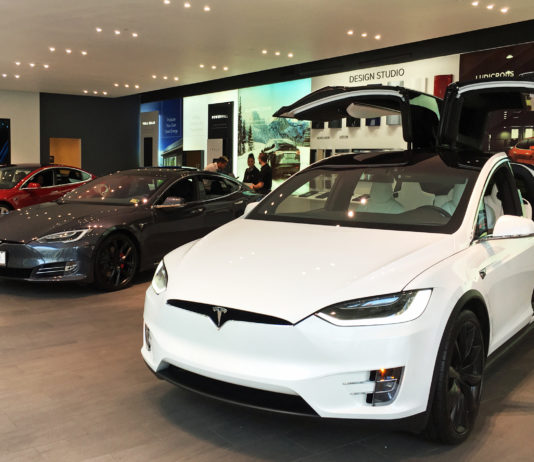 Plainte contre Tesla | Masques dans des petits commerces | Robots pour aider contre le coronavirus