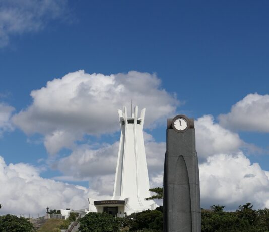 Bataille d’Okinawa | Élections à Tôkyô | Éruption volcanique Parc du mémorial de la paix Itoman à Okinawa en hommage à la bataille éponyme de 1945